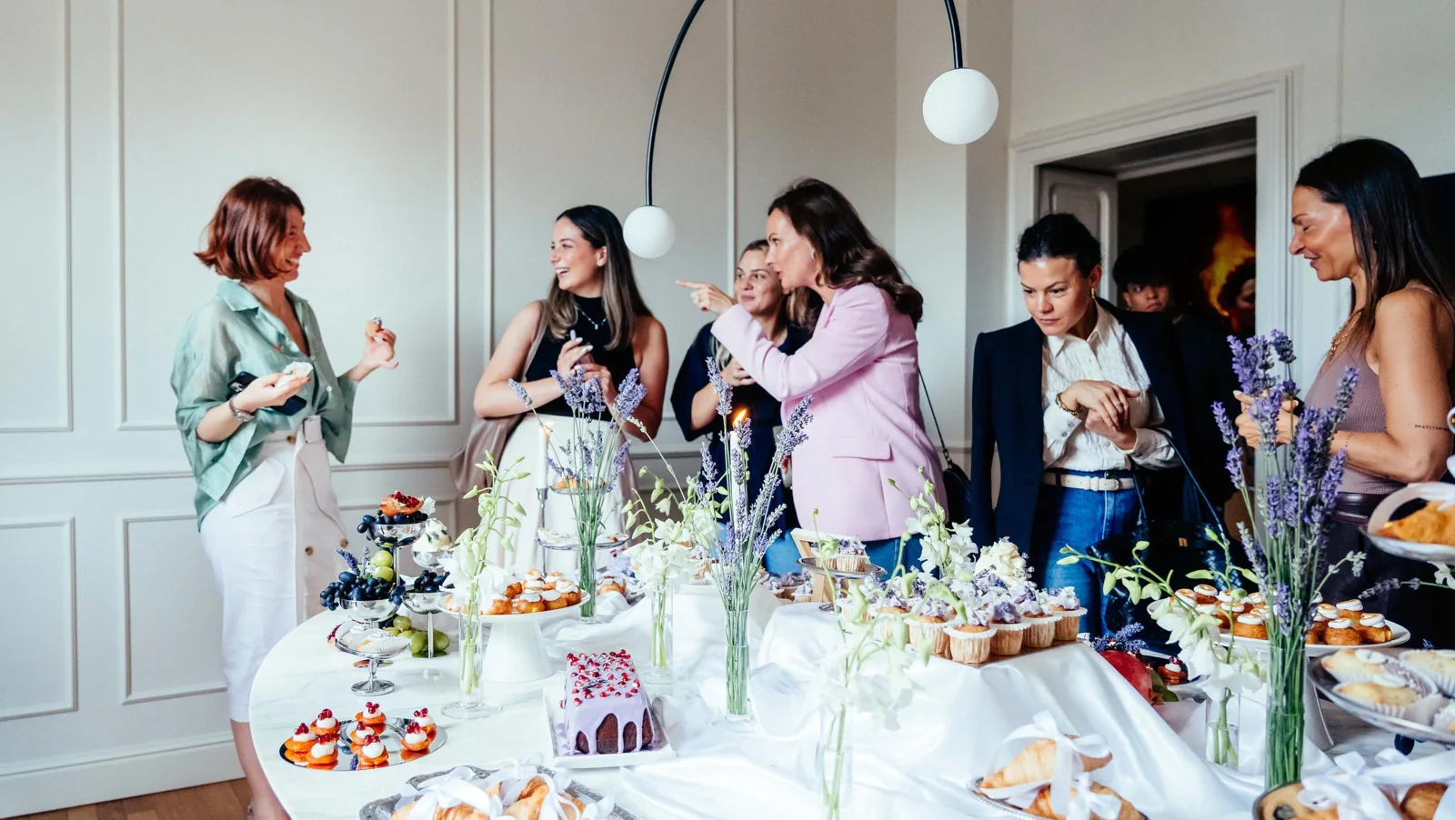 Guests around the floral table at Il Salotto